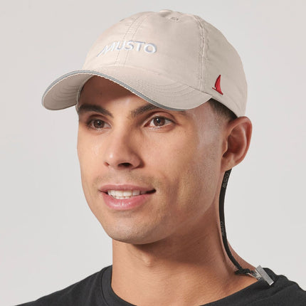 musto-pet-sneldrogende-essential-crew-beige-onbody