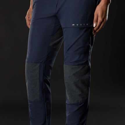 musto-zeilbroek-dames-evolution-performance-stretch-donkerblauw-onbody-feature