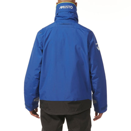 musto-zeiljas-heren-br1-channel-blauw-onbody-achterkant