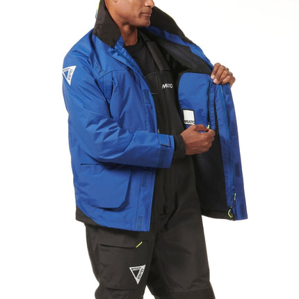 musto-zeiljas-heren-br1-channel-blauw-onbody-feature1